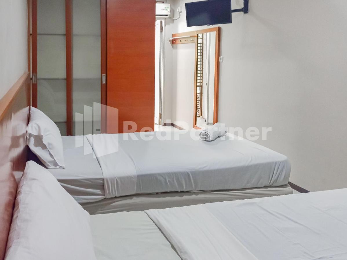Sang Surya Guesthouse Syariah Near Rs Hasan Sadikin Mitra Reddoorz Бандунг Екстериор снимка